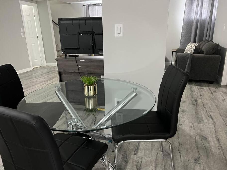 Cozy Modern And Lavish 2 Bedroom Basement Suite Winnipeg Exterior photo