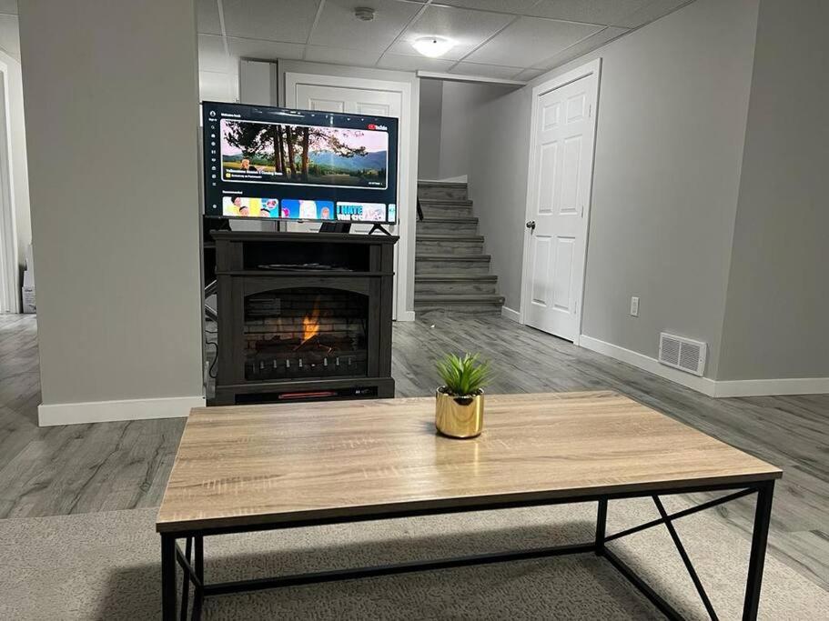 Cozy Modern And Lavish 2 Bedroom Basement Suite Winnipeg Exterior photo