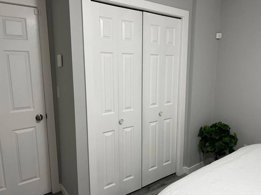 Cozy Modern And Lavish 2 Bedroom Basement Suite Winnipeg Exterior photo