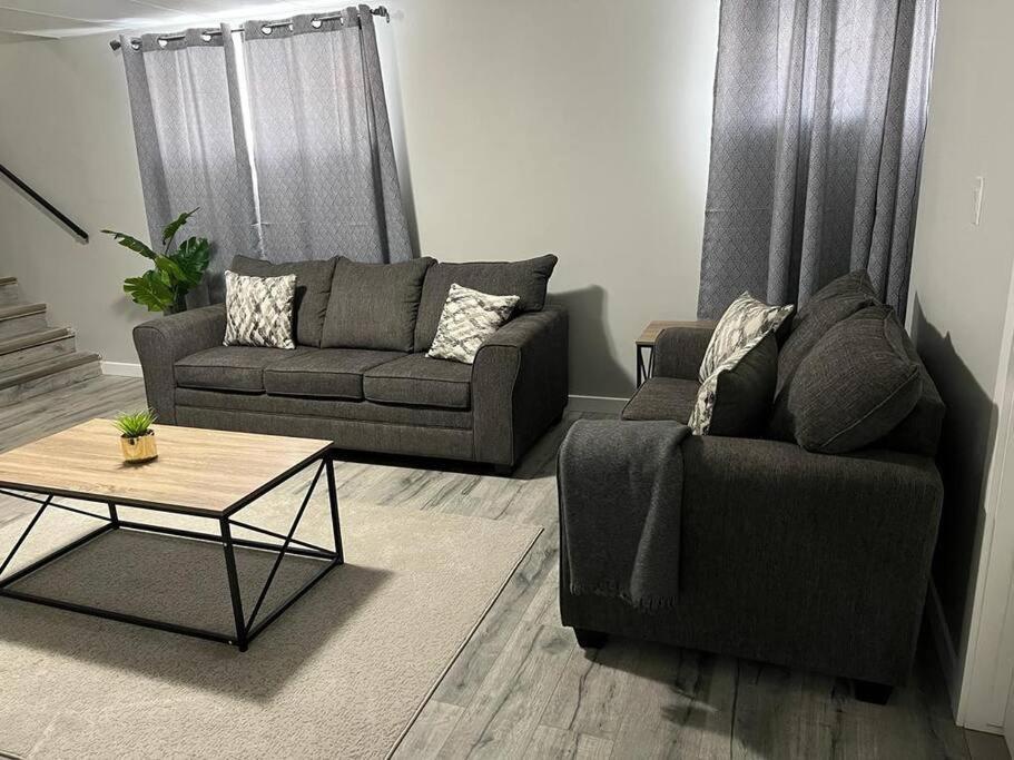 Cozy Modern And Lavish 2 Bedroom Basement Suite Winnipeg Exterior photo